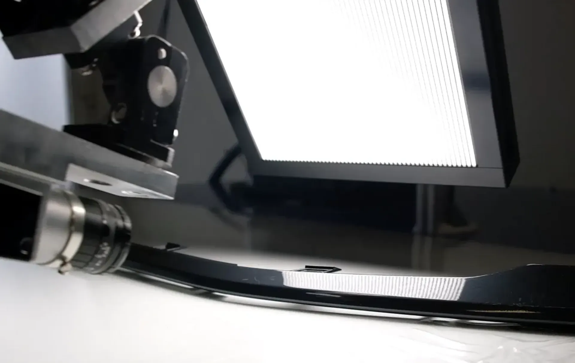 Kontrola povrchových vad pomocí osvětlení pro defektoskopii