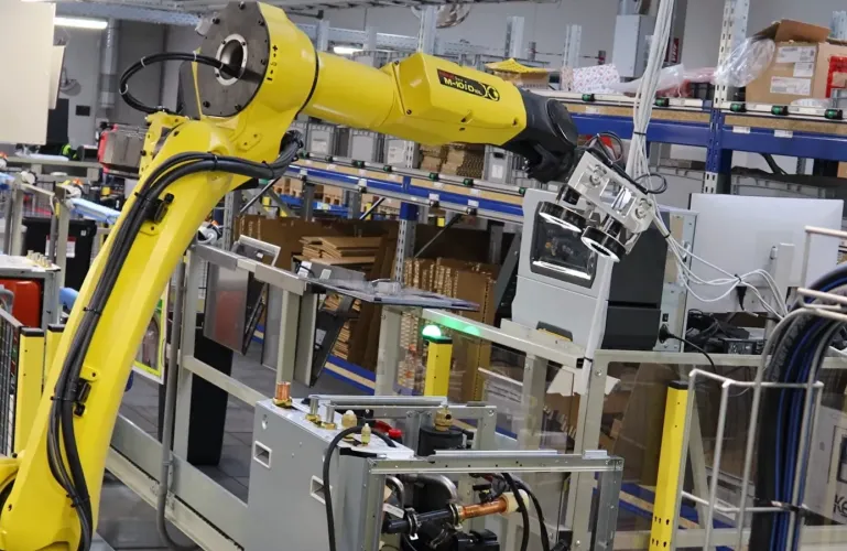 Multikamerová inspekce tepelného čerpadla pomocí robota a AI algoritmů