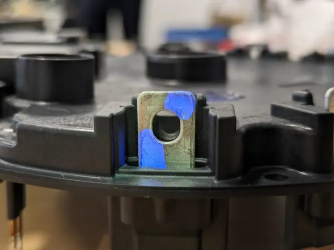 Automatizovaná detekce přítomnosti vazelíny na kovové části konektoru